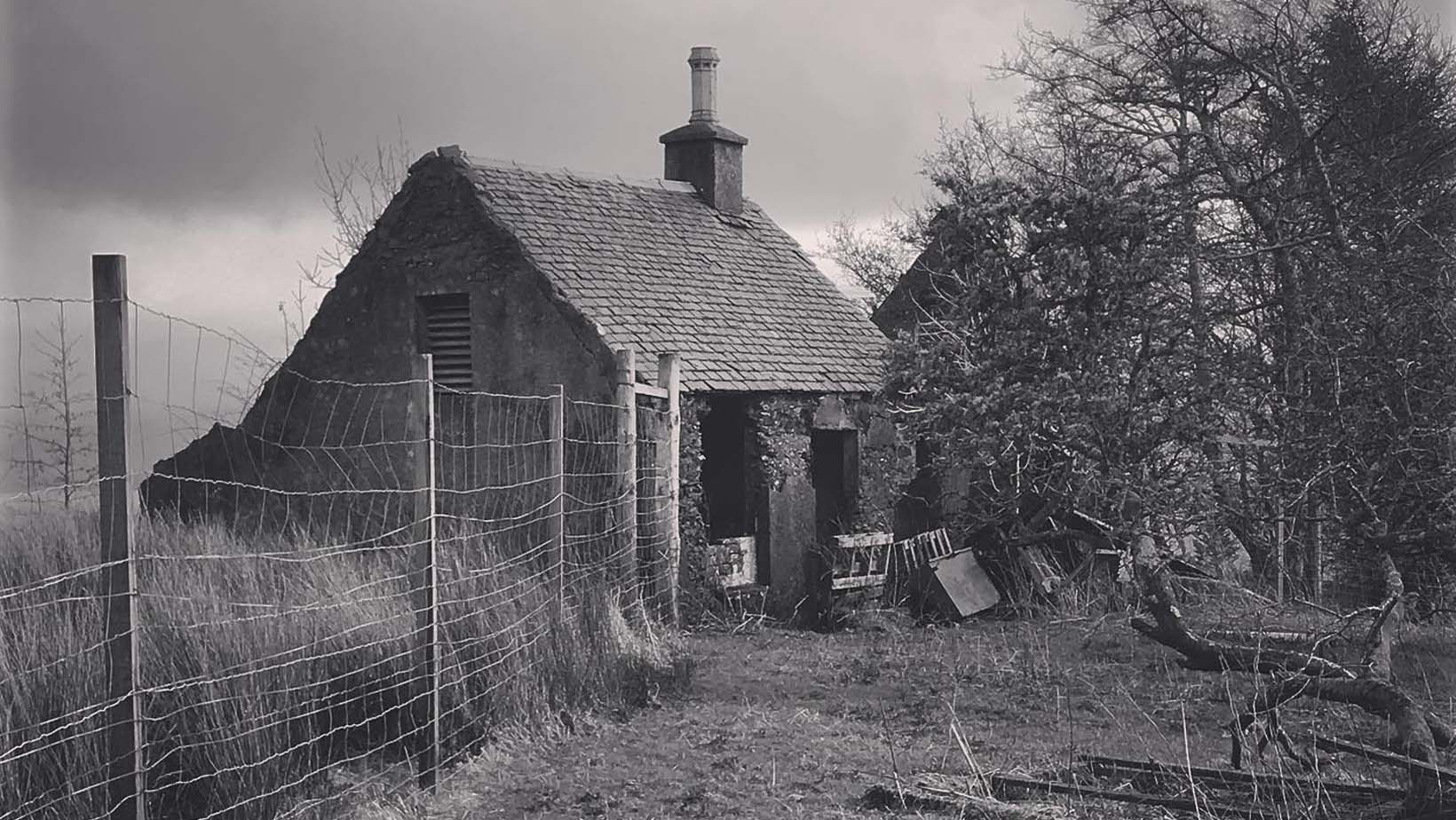 Seann taigh aig Ionad Chlann Dhòmhnaill, Slèite