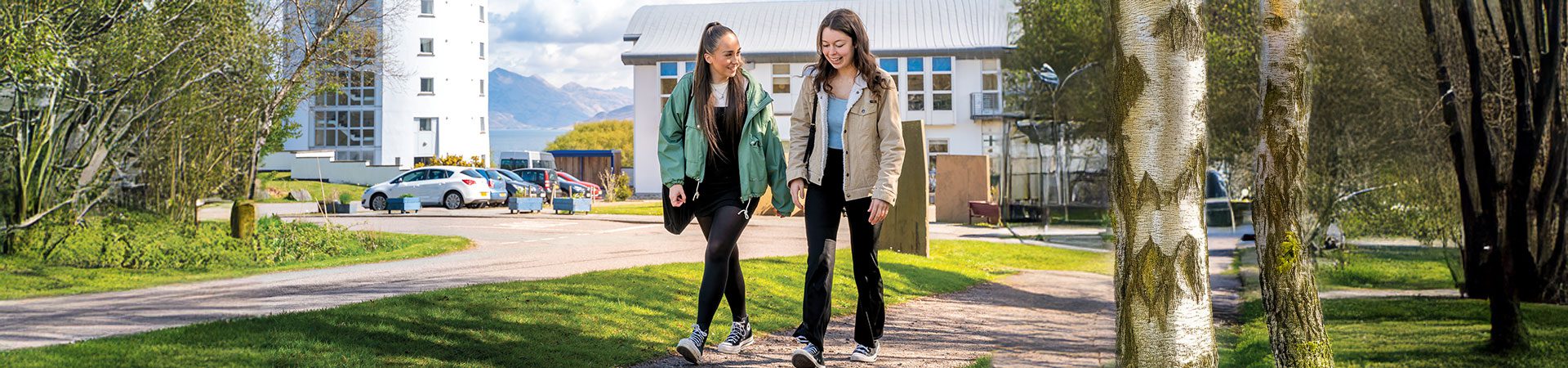 Oileanaich taobh a-muigh ACC - Students outside ACC